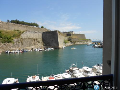 Photo n°1 de :belle ile en mer LE PALAIS vue sur le port et citadelle